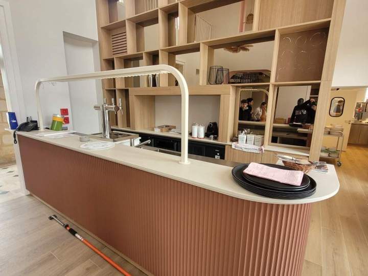 Structure tubulaire en acier laqué intégrée au comptoir pour un rendu sobre, élégant et parfaitement fonctionnel dans un cadre haut de gamme